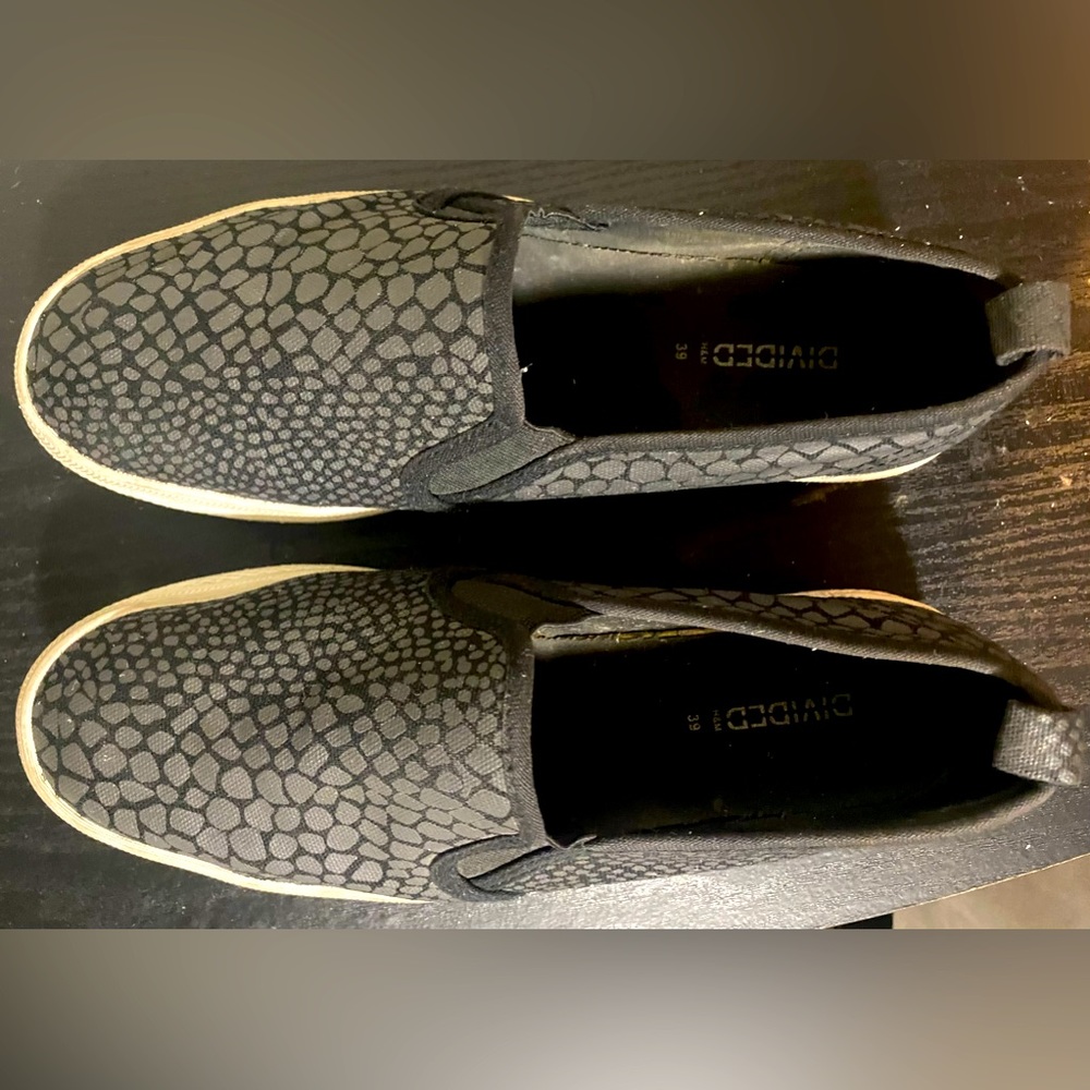 💰2/$10 sale - H&M Divided Black Snake Pattern loafers size 8 - Picture 2 of 4